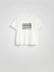 T-shirt z nadrukiem i aplikacją - biały. Białe t-shirty damskie Reserved, l, z aplikacjami, z bawełny, bez kołnierzyka. W wyprzedaży za 39.99 zł.