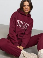 Dresowe spodnie jogger z napisem CHICAGO - bordowy. Czerwone spodnie sportowe damskie Sinsay, l, z dresówki. Za 29.99 zł.
