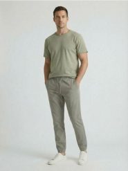 Bawełniane spodnie jogger - zielony. Zielone spodnie materiałowe męskie Sinsay, bez wzorów, z bawełny. Za 49.99 zł.