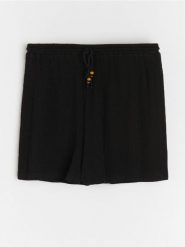 Szorty z wiskozą soft touch - czarny. Czarne szorty damskie Sinsay, bez wzorów, z wiskozy. Za 29.99 zł.