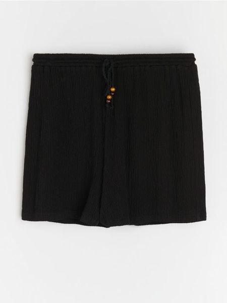 Szorty z wiskozą soft touch - czarny. Czarne szorty damskie Sinsay, bez wzorów, z wiskozy. Za 29.99 zł.