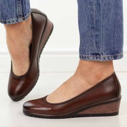 Brązowe czółenka damskie na koturnie Vinceza 58628. Brązowe czółenka damskie VINCEZA, bez wzorów, z jeansu, z okrągłym noskiem, bez obcasa, na koturnie. W wyprzedaży za 148.72 zł.