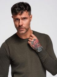 Męski sweter klasyczny z wiskozą BASIC z okrągłym dekoltem – oliwkowy melanż V17 - Rozmiar: S. Zielone swetry męskie Ombre Clothing, m, bez wzorów, z dzianiny, bez kołnierzyka. W wyprzedaży za 89.99 zł.