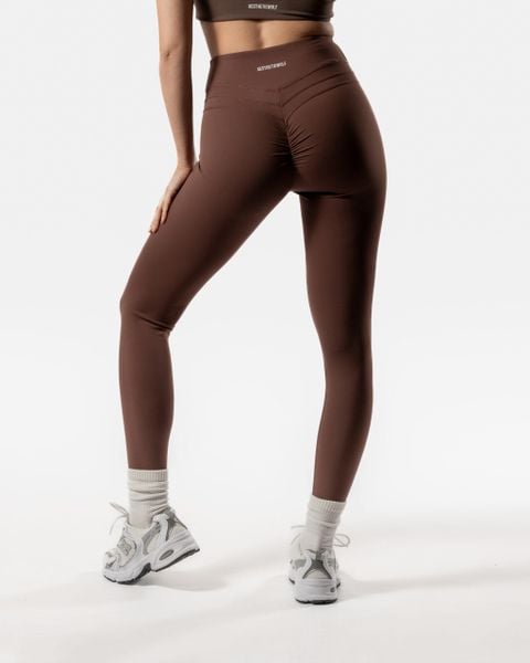 Damskie legginsy modelujące z wysokim stanem na fitness – czekoladowy. Brązowe legginsy sportowe damskie AESTHETIC WOLF, s, bez wzorów, z dzianiny, z podwyższonym stanem, do biegania. Za 269.99 zł.