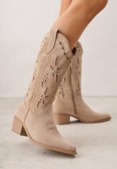 Ciemnobeżowe Botki Kowbojki na Stożku z Imitacji Zamszu z Ażurowymi Wstawkami Crela. Brązowe botki damskie Born2be, z jeansu, boho, bez obcasa, na obcasie, bez zapięcia. Za 169.99 zł.