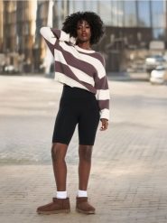Sweter - fioletowy. Fioletowe swetry klasyczne damskie Sinsay, l, z materiału, bez kołnierzyka. Za 59.99 zł.