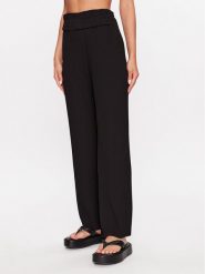 YAS Spodnie materiałowe 26028051 Czarny Regular Fit. Czarne spodnie materiałowe damskie YAS, bez wzorów, z materiału. W wyprzedaży za 129.99 zł.