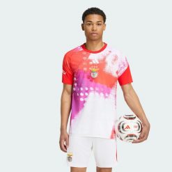 Koszulka przedmeczowa SL Benfica 26/27. Czerwone t-shirty sportowe męskie Adidas, s, z materiału, bez ramiączek, do biegania, climacool (adidas). Za 299.00 zł.
