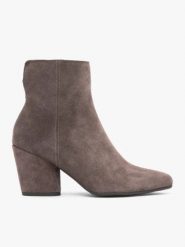 Brązowe welurowe botki na słupku. Brązowe botki damskie Ryłko, ze skóry, eleganckie, bez obcasa, na obcasie, bez zapięcia. Za 479.99 zł.