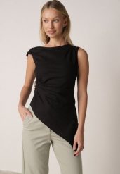 Czarna Bawełniana Bluzka o Asymetrycznym Marszczonym Kroju z Aplikacją Omphasia. Czarne bluzki damskie Born2be, m, z aplikacjami, z bawełny, eleganckie, z asymetrycznym kołnierzem, bez ramiączek. Za 89.99 zł.