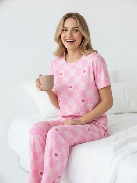 Dwuczęściowa piżama w szachownicę z motywem serc - różowy. Czerwone piżamy damskie Sinsay, l, bez wzorów, bez ramiączek. Za 49.99 zł.