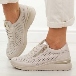 Beżowe skórzane ażurowe półbuty damskie Vinceza 95402. Białe półbuty damskie VINCEZA, w ażurowe wzory, z jeansu, biznesowe, z okrągłym noskiem, bez obcasa, na koturnie. W wyprzedaży za 215.10 zł.