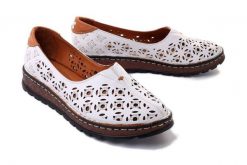 ARTIKER RELAKS 52C0451 white, półbuty damskie. Białe półbuty damskie Artiker Relaks, w ażurowe wzory, z gumy, bez obcasa. Za 239.90 zł.