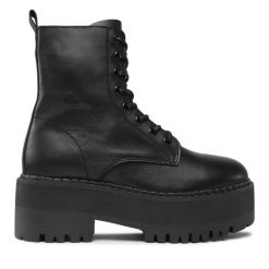Botki Tommy Jeans. Czarne botki damskie Tommy Jeans, z jeansu, bez obcasa, na słupku, bez zapięcia. Za 879.99 zł.