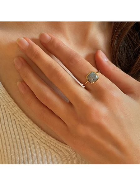 Les Petites Précieuses Pozłacany pierścionek z labradorytem rozmiar: 54. Żółte pierścionki damskie Les Petites Précieuses, z labradorytem, pozłacane. Za 86.99 zł.