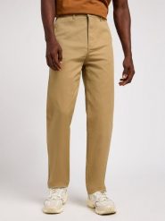 LEE MĘSKIE SPODNIE MATERIAŁOWE LEE RELAXED CHINO CLAY 112342933. Spodnie materiałowe męskie Lee, bez wzorów, z materiału. Za 209.99 zł.