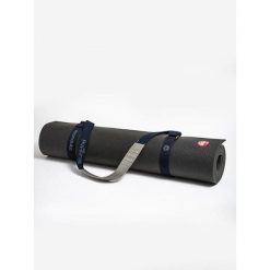 Pasek do transportu maty Manduka Commuter Mat Carrier - Odyssey. Niebieskie paski damskie MANDUKA, bez wzorów, sportowe. Za 89.99 zł.