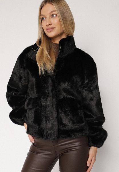 Czarna Futrzana Kurtka Ozdobiona Kieszeniami Vetilina. Czarne kurtki damskie Born2be, l, bez wzorów, z futra, bez kaptura. Za 209.99 zł.