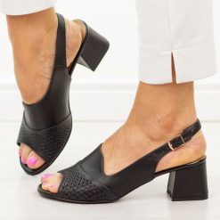 Czarne skórzane Polskie sandały damskie na obcasie Deoni D405C. Czarne sandały damskie Deoni, bez wzorów, ze skóry, bez obcasa, na obcasie. W wyprzedaży za 386.32 zł.