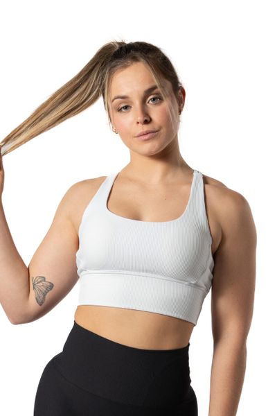 Damski stanik sportowy prążkowany z wyjmowanymi wkładkami – biały. Białe biustonosze sportowe damskie AESTHETIC WOLF, bez wzorów, z dzianiny. Za 99.99 zł.