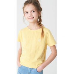 T-shirt z małym haftem - Żółty. Żółte koszulki dziewczęce Reserved, bez wzorów, bez ramiączek. W wyprzedaży za 9.99 zł.