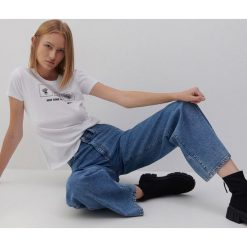 T-shirt z nadrukiem - biały. Białe t-shirty damskie Reserved, l, bez wzorów, z dzianiny, bez kołnierzyka. Za 59.99 zł.