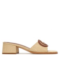 Klapki Guess. Brązowe klapki damskie Guess, z aplikacjami, bez obcasa. Za 449.99 zł.