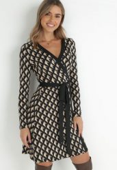 Beżowo-Czarna Sukienka Kopertowa w Geometryczny Wzór Chlasee. Brązowe sukienki damskie Born2be, na co dzień, l, bez wzorów, casualowe, bez kołnierzyka, bez ramiączek, mini, kopertowe. W wyprzedaży za 143.99 zł.