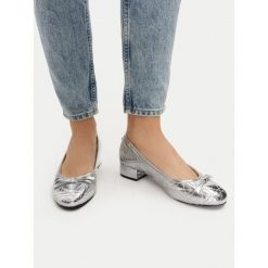 Czółenka Steve Madden. Szare czółenka damskie Steve Madden, bez wzorów, bez obcasa. Za 241.99 zł.