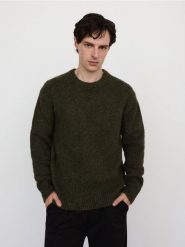 Sweter z dodatkiem wełny - ciemnozielony. Zielone swetry męskie Reserved, l, bez wzorów, z dzianiny, bez kołnierzyka. W wyprzedaży za 65.99 zł.