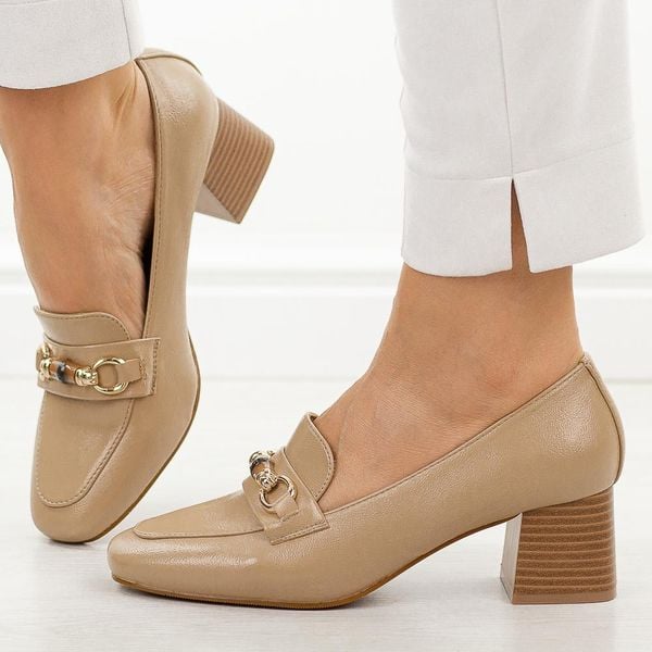 Beżowe półbuty damskie na słupku M.Daszyński 25141-1. Brązowe półbuty damskie M.Daszyński, bez wzorów, ze skóry, casualowe, bez obcasa, na słupku. Za 179.00 zł.