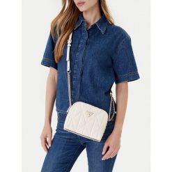 Torebka Guess. Białe listonoszki damskie Guess, z aplikacjami, bez dodatków. Za 312.99 zł.