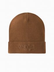 Czapka dzianinowa męska beanie z haftowanym napisem – brązowa V4. Brązowe czapki męskie Ombre Clothing, bez wzorów, z dzianiny, eleganckie. Za 129.99 zł.