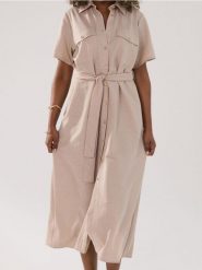 Koszulowa sukienka midi z paskiem - kremowy. Białe sukienki damskie Sinsay, l, bez wzorów, bez kołnierzyka, bez ramiączek, midi, koszulowe. W wyprzedaży za 29.99 zł.