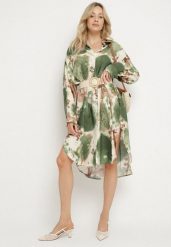 Zielona Sukienka Koszulowa Oversize z Wiskozy w Abstrakcyjny Wzór Gonania. Zielone sukienki damskie Born2be, na co dzień, l, bez wzorów, z jedwabiu, eleganckie, bez kołnierzyka, bez ramiączek, midi, koszulowe. Za 99.99 zł.
