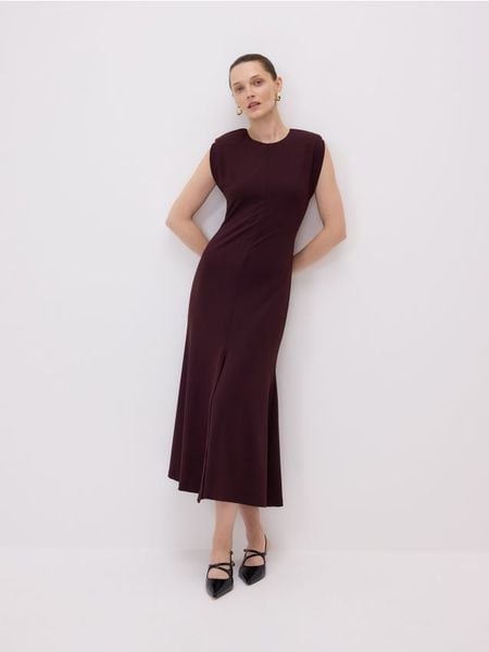 Sukienka midi z rozcięciem - ciemnofioletowy. Fioletowe sukienki damskie Reserved, na co dzień, l, bez wzorów, z dzianiny, bez kołnierzyka, bez ramiączek, midi, proste. W wyprzedaży za 79.99 zł.