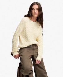 Superdry Sweter Slouchy Cable Knit z bawełny organicznej – luźny krój. Białe swetry męskie Superdry., uniwersalny, bez wzorów, z bawełny, bez kołnierzyka. Za 303.90 zł.