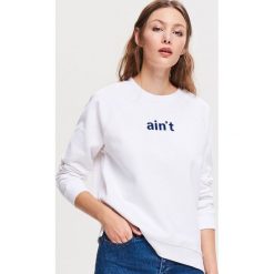 Bluza z napisem - Kremowy. Białe bluzy bez kaptura damskie Reserved, bez wzorów, bez ramiączek, bez kaptura. Za 39.99 zł.