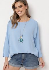 Jasnoniebieska Bluzka z Rękawami Typu Nietoperz z Naszyjnikiem Zonoane. Niebieskie bluzki damskie Born2be, bez wzorów, bez kołnierzyka, bez ramiączek. Za 44.99 zł.