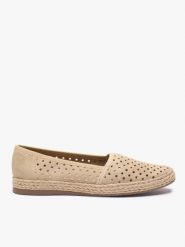 Piaskowe espadryle z perforacjami. Brązowe espadryle damskie Ryłko, bez wzorów, z gumy, bez obcasa, na płaskiej podeszwie. Za 399.99 zł.