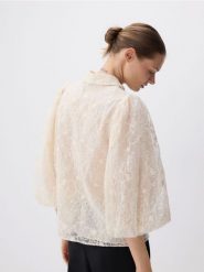 Koszula z ozdobnym haftem - kremowy. Białe koszule damskie Reserved, l, bez wzorów, z bawełny, bez kołnierzyka, bez ramiączek. W wyprzedaży za 139.99 zł.