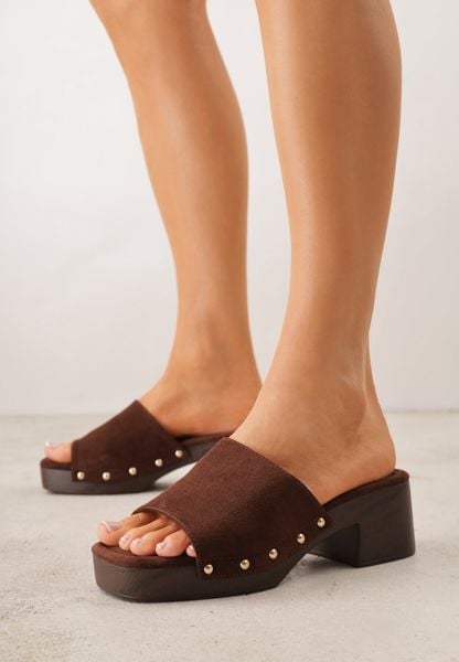 Brązowe Klapki Drewniaki na Słupku Zdobione Nitami Hilencja. Brązowe klapki damskie Born2be, z aplikacjami, bez obcasa, na obcasie. Za 89.99 zł.