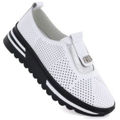 Skórzane półbuty damskie ażurowe na platformie białe S.Barski 7092. Białe półbuty damskie S.BARSKI, w ażurowe wzory, ze skóry, sportowe, bez obcasa, na koturnie. Za 279.99 zł.
