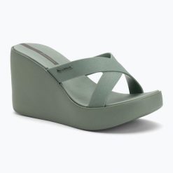 Klapki damskie Ipanema High Fashion II Slide. Zielone klapki damskie Ipanema, bez wzorów, z materiału, bez obcasa. Za 139.99 zł.