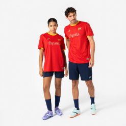 Koszulka piłkarska dla kibiców Hiszpania 2026. Brązowe t-shirty damskie KIPSTA, m, bez wzorów, z materiału, bez kołnierzyka. Za 44.99 zł.