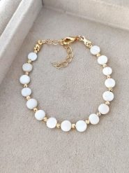 Nakkash Pozłacana bransoletka z masą perłową rozmiar: onesize. Białe bransoletki damskie Nakkash, pozłacane. Za 30.99 zł.