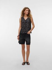 Vero Moda Bluzka w kolorze czarnym rozmiar: M. Czarne bluzki damskie Vero Moda, m, bez wzorów, z wiskozy, bez kołnierzyka, bez ramiączek. Za 48.05 zł.