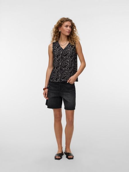 Vero Moda Bluzka w kolorze czarnym rozmiar: M. Czarne bluzki damskie Vero Moda, m, bez wzorów, z wiskozy, bez kołnierzyka, bez ramiączek. Za 48.05 zł.