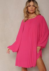 Fuksjowa Rozkloszowana Sukienka Ozdobiona Plisowaniem i Bufiastymi Rękawami Ksarina. Czerwone sukienki damskie Renee, na imprezę, bez wzorów, eleganckie, bez kołnierzyka, bez ramiączek, mini, rozkloszowane. W wyprzedaży za 62.99 zł.