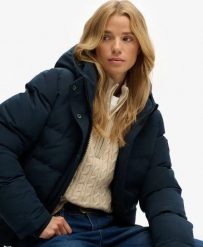 Superdry Kurtka Bomber Everest Slim DWR Blueberry Navy. Niebieskie kurtki damskie Superdry., z aplikacjami, prążkowane, bez kaptura. Za 628.65 zł.